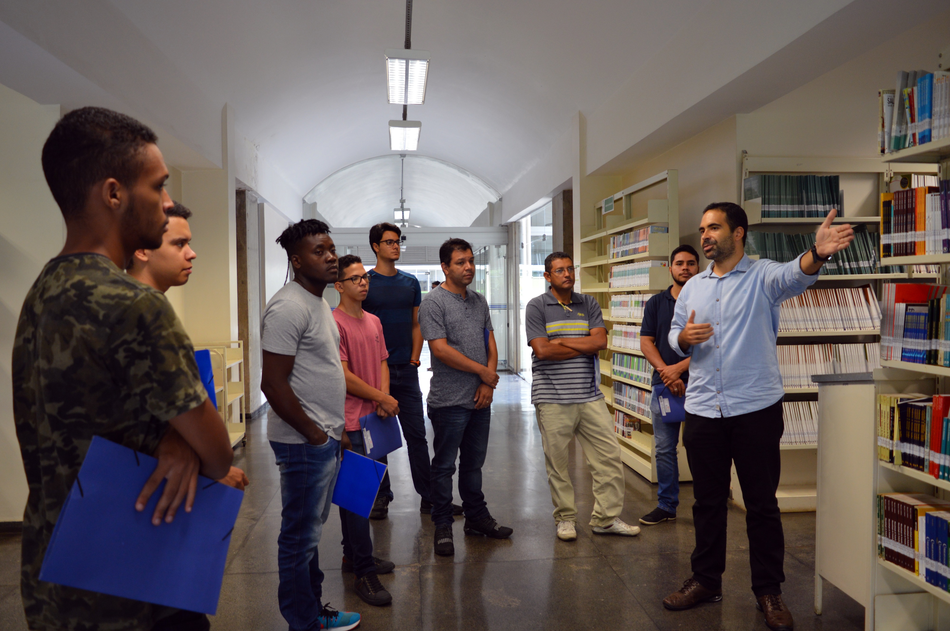 Visitas guiadas à biblioteca do Câmpus Goiânia são realizadas com turmas de alunos ingressantes a cada semestre letivo. Na foto, alunos do 1º período de Engenharia de Transportes conhecem a biblioteca da unidade.